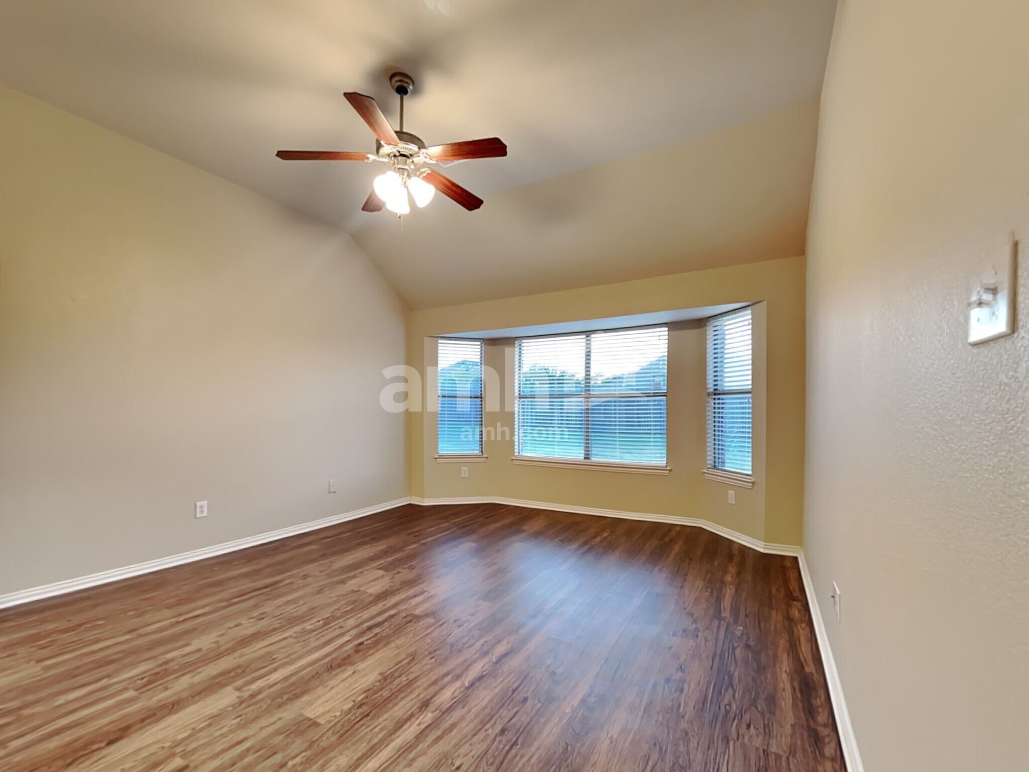 Building Photo - 1031 Hollow Creek Dr