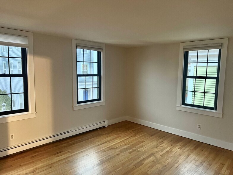 Building Photo - 11 Starr St