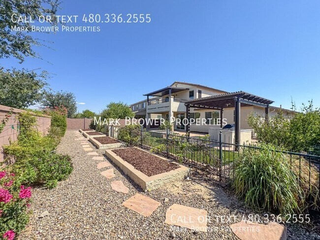 Building Photo - 1042 W Oleander Ave