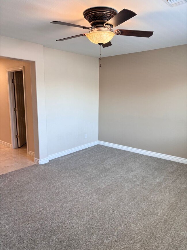 Building Photo - **STUNNING 4 BEDROOM/3 BATHROOM/2 CAR GARAGE/GATED COMMUNITY HOME IN MESA (SOUTHERN & LINDSAY)**