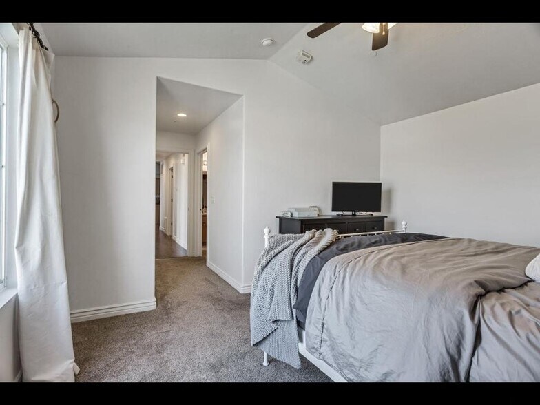 Building Photo - 986 W 270 S