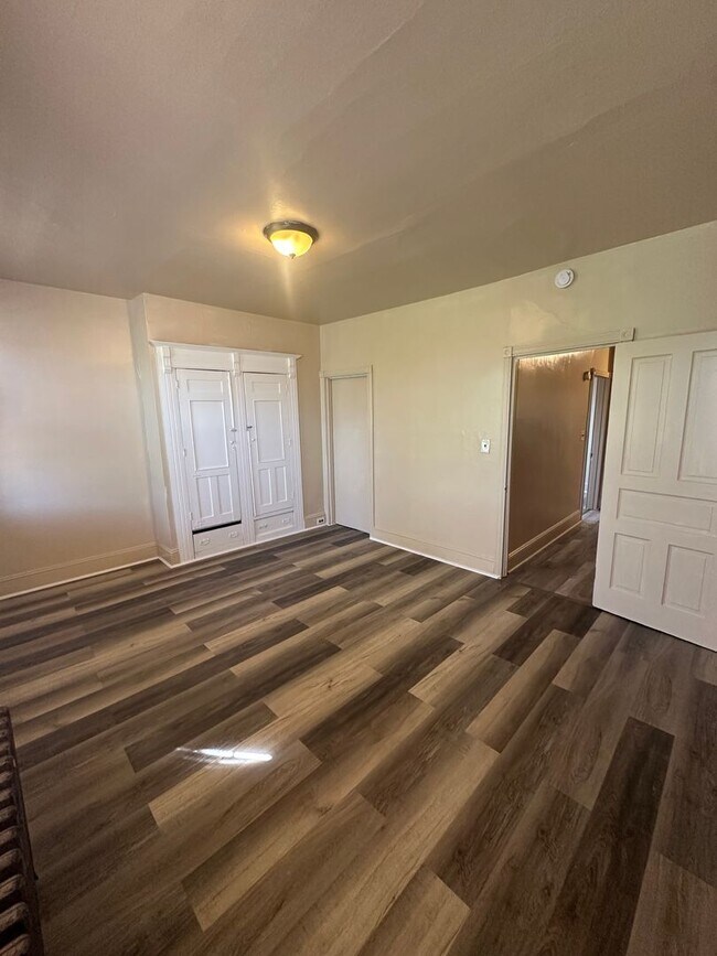 Building Photo - Large 3 bed, 2 full bath