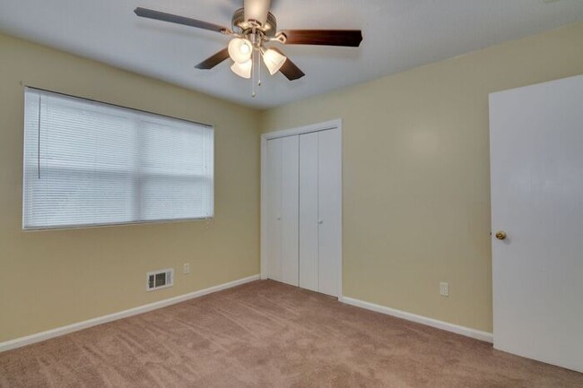 Building Photo - Spacious Three Bedroom in Goshen Lake
