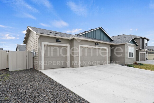 Building Photo - Welcome to this stunning 4-bedroom, 2-bathroom home located in the heart of Spokane, WA.