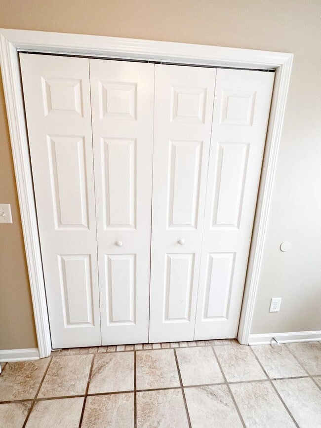 Building Photo - 2 Bedroom 1.5 Bathroom Townhome!!!