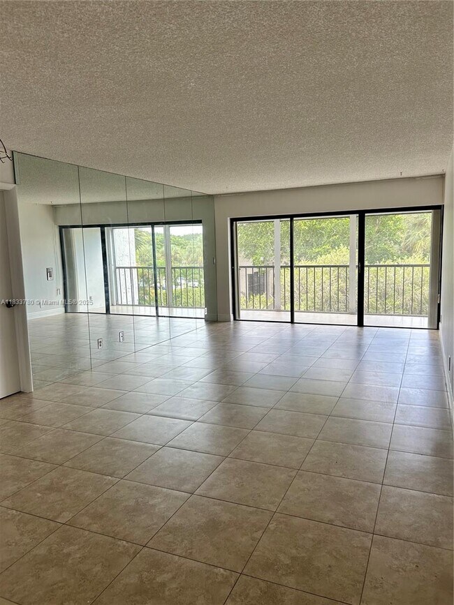 Building Photo - 200 Lakeview Dr
