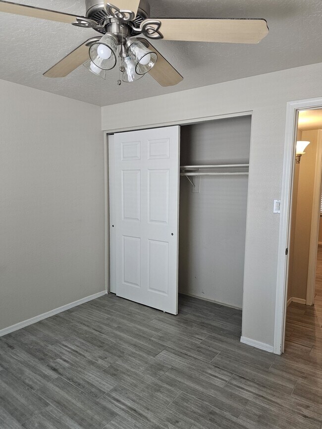 Building Photo - Great 3/2 in NE Phoenix with brand new flo...