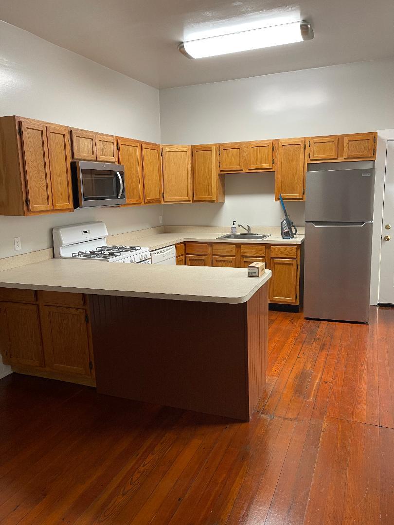 Kitchen with gas stove - 2531 Annunciation St