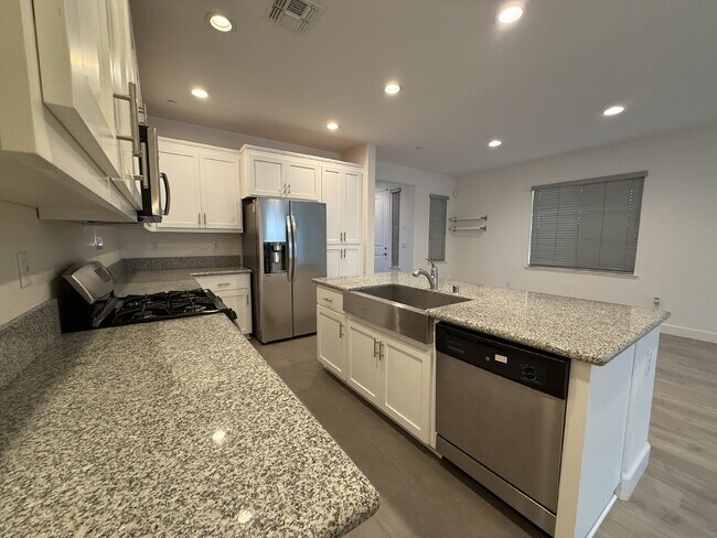 Building Photo - Modern 4-bedroom 3-bath available in Elk Grove