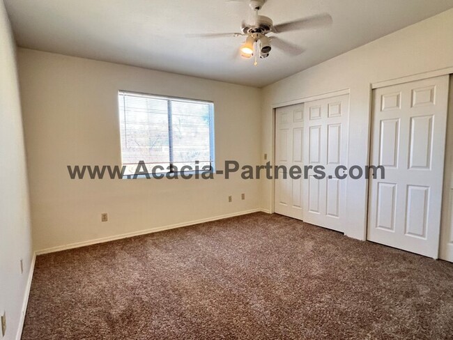 Building Photo - 2 bed PLUS a Den-Quiet Townhouse Community