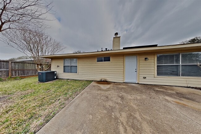 Building Photo - 2908 Piccadilly Circus