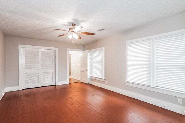 Building Photo - 522 12th Ave N