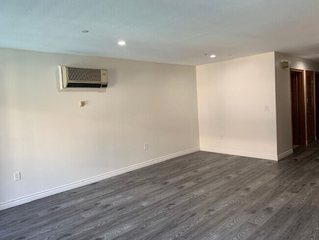 Building Photo - Los Caballeros #211