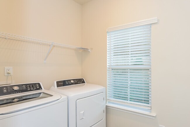 Building Photo - 320 High Grv Wy