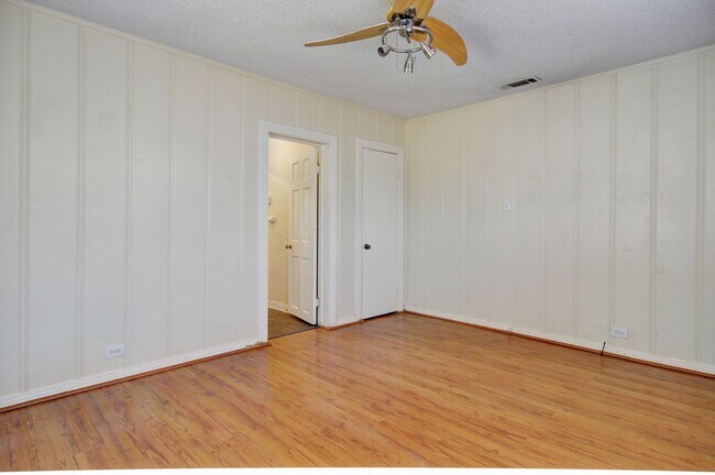 Building Photo - 2 Bedroom Bungalow