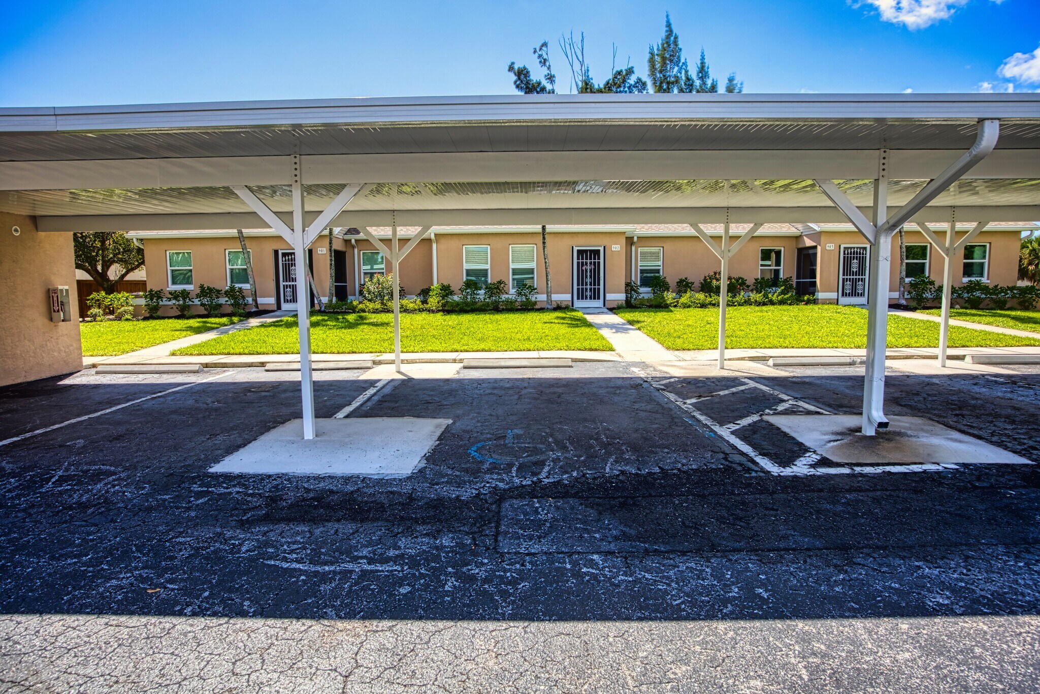 Building Photo - 16840 Sanibel Sunset Ct