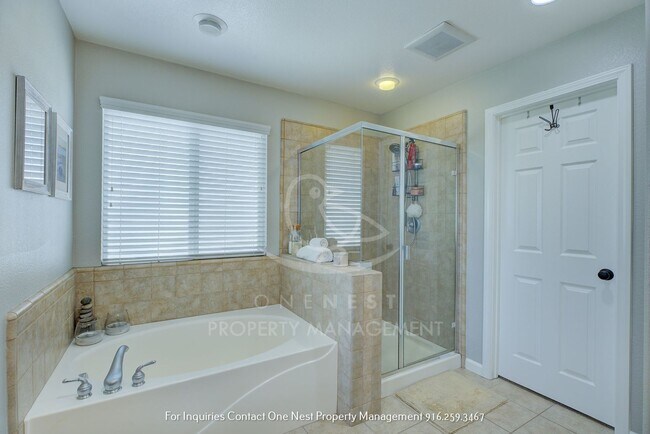 Building Photo - Lincoln Crossing, 4 bedroom 2.5 bath
