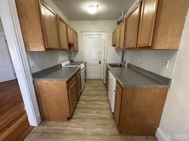 Building Photo - 235 Park Dr