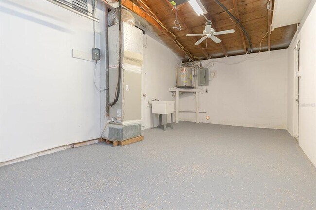 Building Photo - 12814 Kings Manor Ave