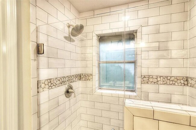 Building Photo - 1915 Solomon St