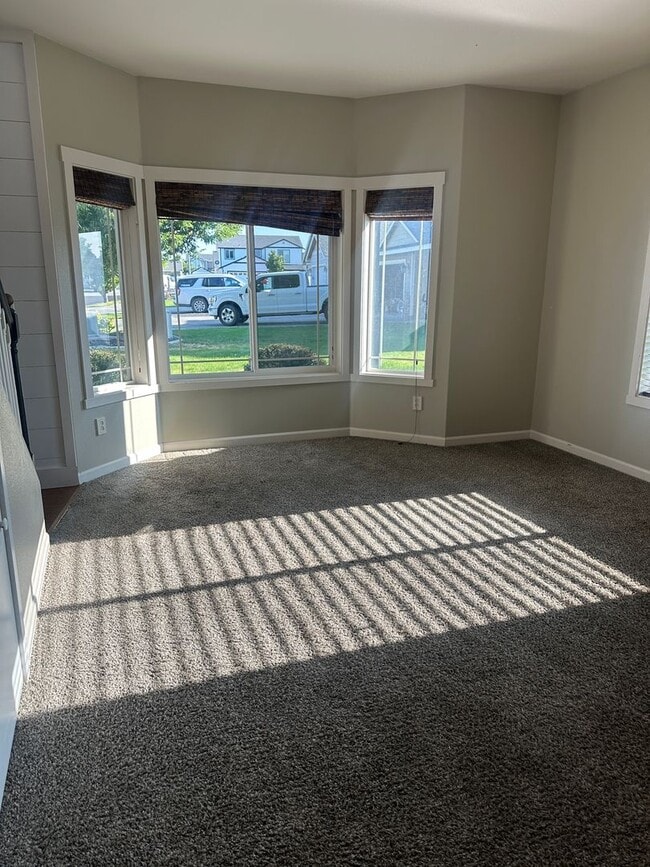 Building Photo - Extra Large Home For Rent, 4 Bedrooms! NEW...