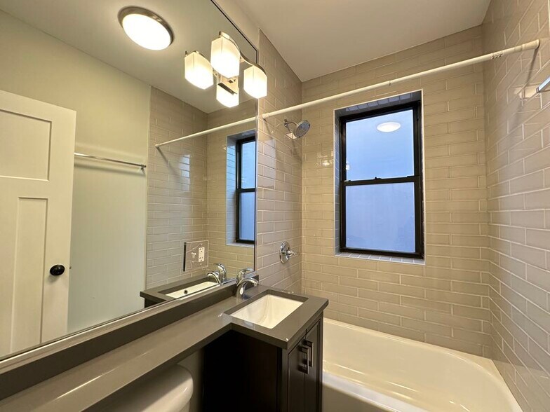 Building Photo - 546 W Belden Ave