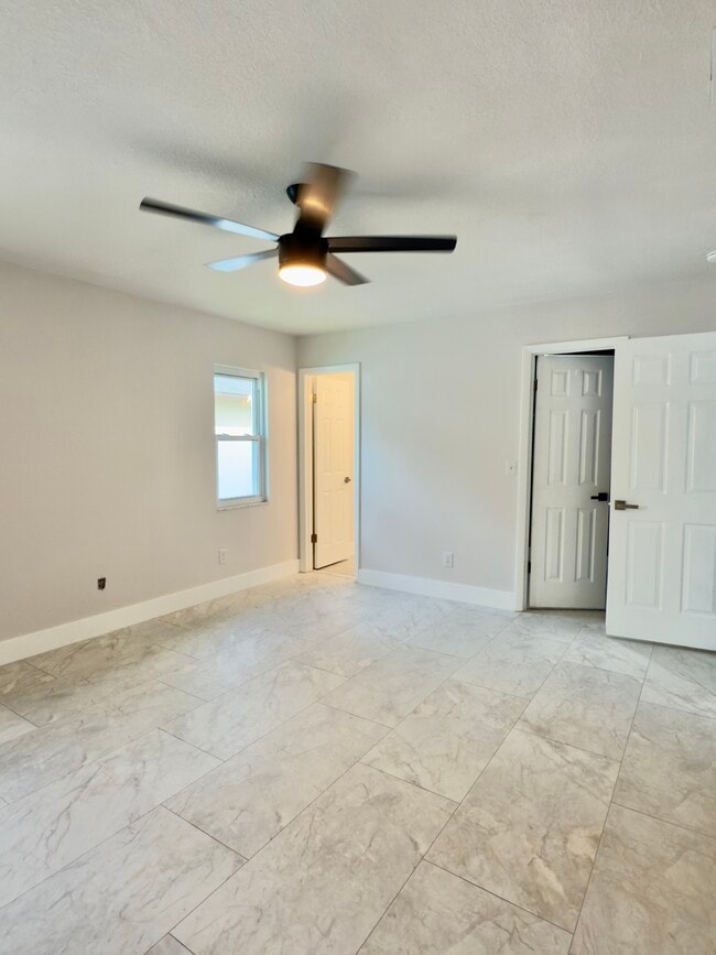 Building Photo - 409 Evergreen Dr