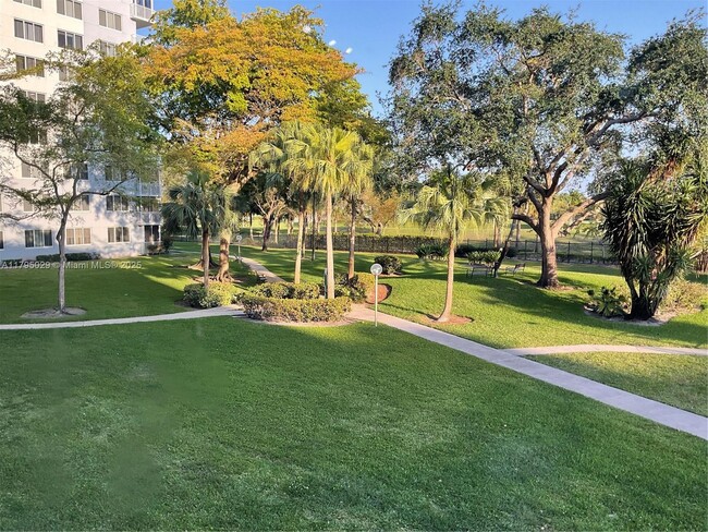 Building Photo - 4200 Hillcrest Dr