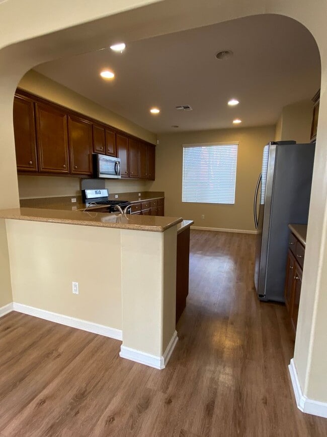 Building Photo - San Ramon Gale Ranch Townhouse 3BD/2.5BA with 4th Room for Office Loft! Community Pool Included!