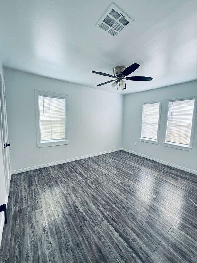 Building Photo - 636 NE 34th St