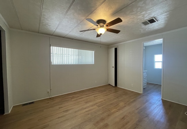 Building Photo - Three Bedroom Two Bathroom Home in Sierra ...