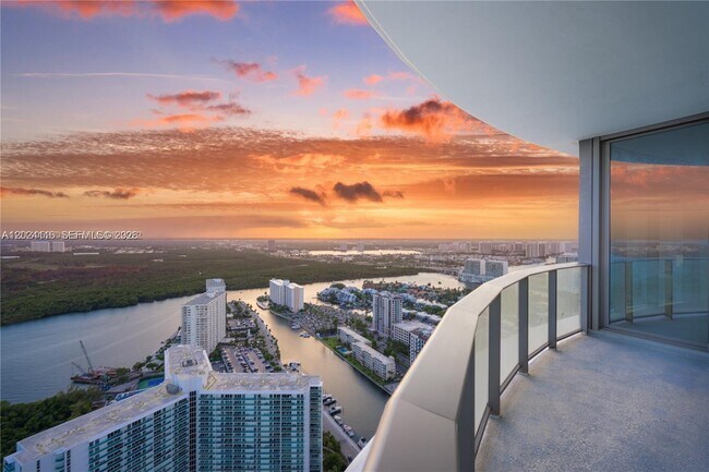 Building Photo - 15701 Collins Ave