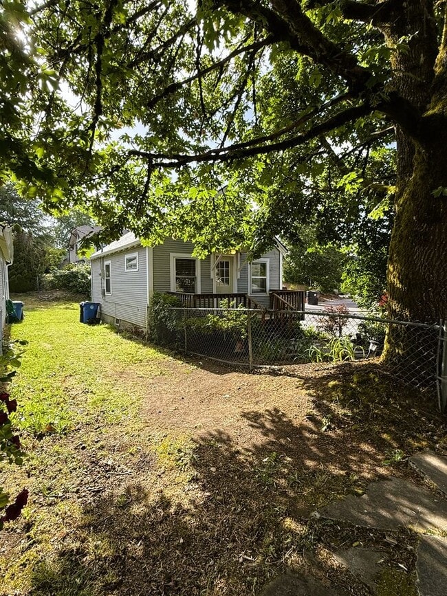 Building Photo - Charming Vintage Home in the Desirable Cam...