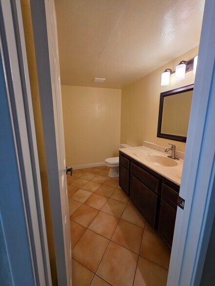 Building Photo - 461 Ridgeview Ct
