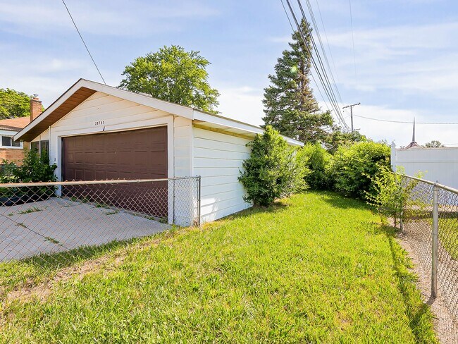 Building Photo - Charming 3-Bedroom Ranch in the Heart of Garden City