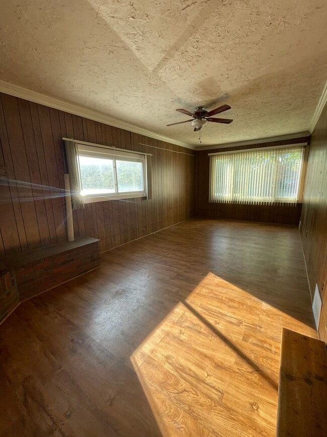 Building Photo - Three Bedroom Home in Sugarbrook Area!