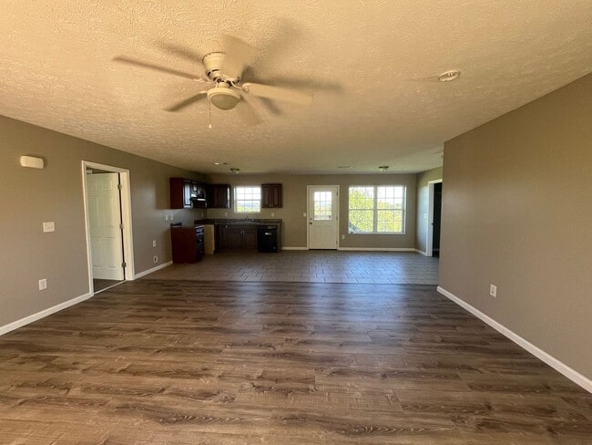 Building Photo - 2-bedroom, 2-bathroom home located in the beautiful Dandridge