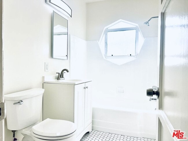 Building Photo - 1860 Alexandria Ave