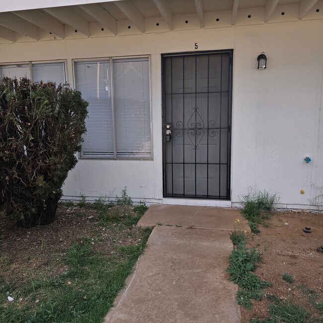 Building Photo - Remodeled and Fresh! One Bedroom Apartment with utilities included