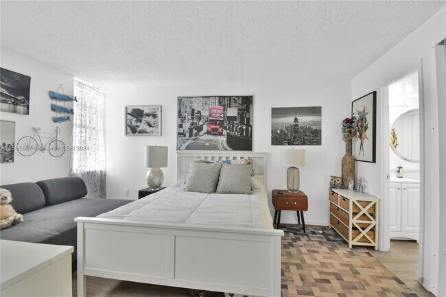 Building Photo - 1331 Lincoln Rd