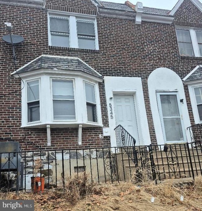 Building Photo - 5345 W Columbia Ave