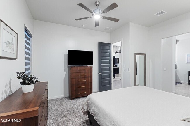 Building Photo - 870 Airship Pl