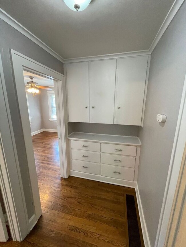 Building Photo - Charming 3 bedroom, 1.5 bathroom home in I...