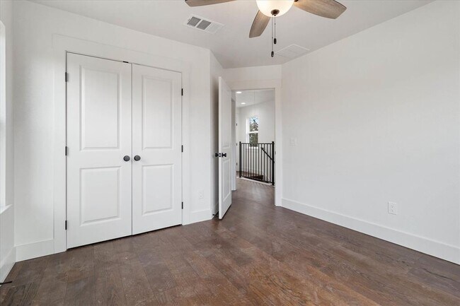 Building Photo - 114 Shady Bluff Dr