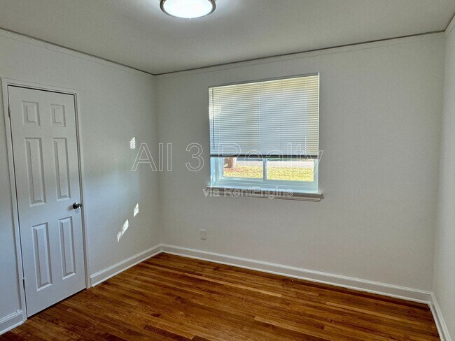 Building Photo - 2927 Brevard Ave