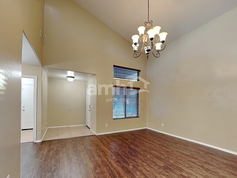 Building Photo - 433 E Penny Ln