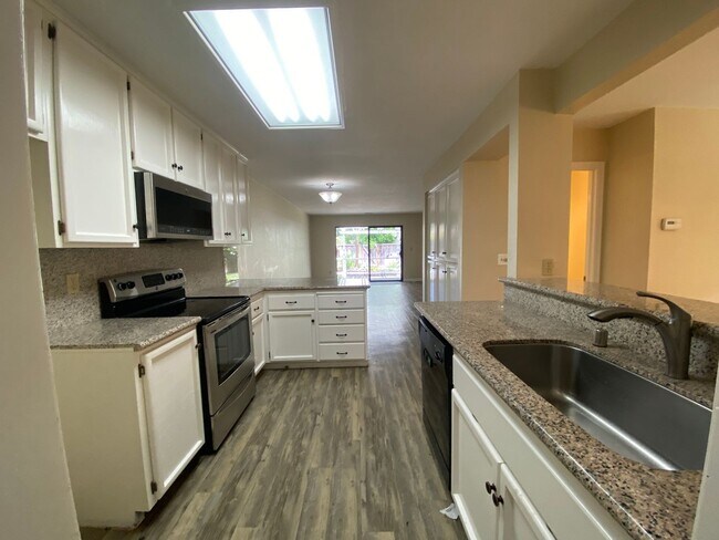Building Photo - Danville Brookview Duet Townhouse 4 Br., 2...