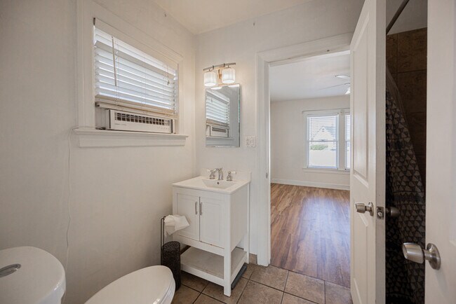 Building Photo - 1617 E Willetta St