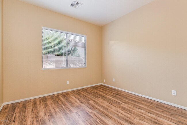 Building Photo - 951 W Orchard Ln