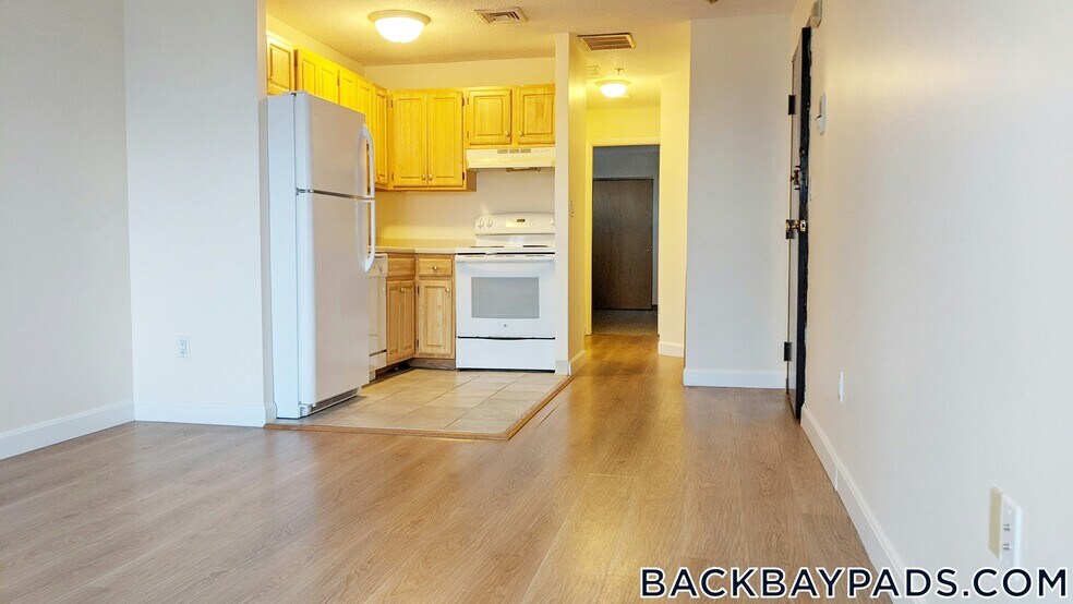 Building Photo - 1126 Boylston St